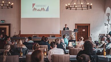 Mandy Hommel am Moderationspult