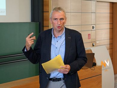 Prof. Dr. Michael Wehmöller, Fakultät Wirtschaftsingenieurwesen, eröffnete die Veranstaltung.