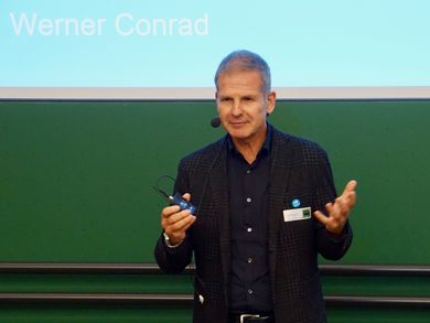 Dr. Werner Conrad beschäftigte sich mit digitalen Transformationen in Traditionsunternehmen. 