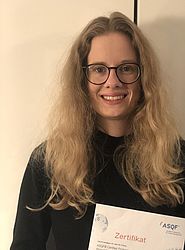 Christina Göring mit ASQF-Zertifikat Die Studierende Christina Göring mit ihrem ASQF-Zertifikat