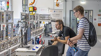Junger Mann in der digitalen Modellfabrik