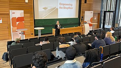 Bei einem Vortag aus der Praxis von Elisabeth Fischaleck (Constantia Flexibles) konnten die Studierenden des Studiengangs IB theoretisches Wissen mit Einblicken in den realen Arbeitsalltag verknüpfen