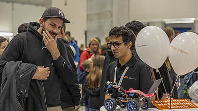 Student erklärt Besucher sein Projekt