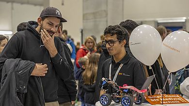 Student erklärt Besucher sein Projekt