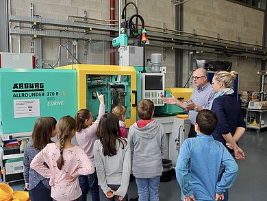 Prof. Joachim Hummich erklärte Aufbau und Eigenschaften von Kunststoff. 