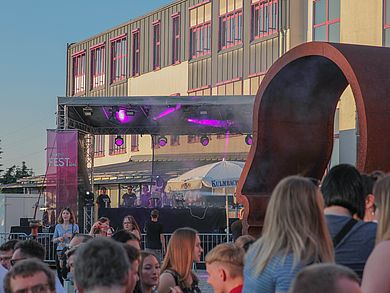 Menschen auf dem Campus