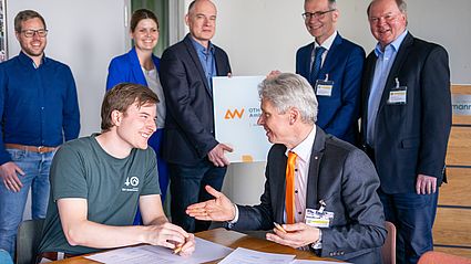 Hochschulpräsident Prof Dr. Clemens Bulitta (vorne rechts) bei der Unterzeichnung der Kooperationenvereinbarung zwischen OTH Amberg-Weiden und der Baumann GmbH als neuen innovativen LernOrt (ILO)