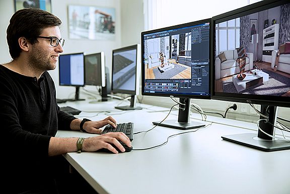 Student vor zwei Bildschirmen