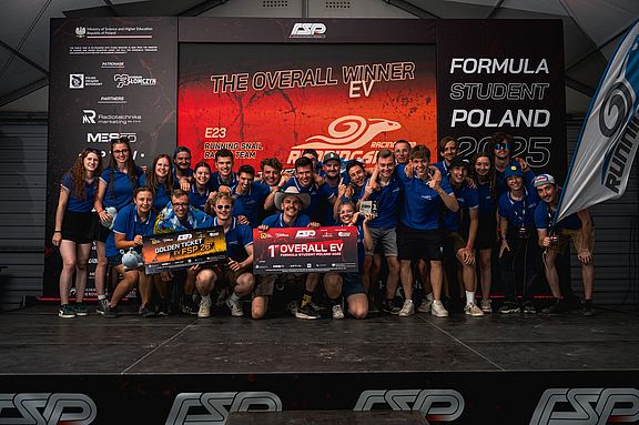 Siegerfoto des Running Snail Racing Teams auf der Formula Student