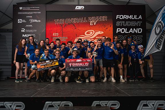 Siegerfoto des Running Snail Racing Teams auf der Formula Student