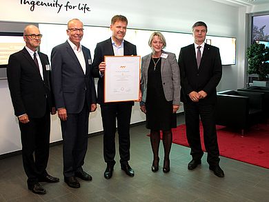 von links: Prof. Dr. Wolfram von Rhein, IGZ-Geschäftsführer Dipl.-Ing. Wolfgang Gropengießer und Dipl.-Ing. Johann Zrenner, Präsidentin der OTH Amberg-Weiden Prof. Dr. Andrea Klug und Dipl.-Ing. (FH) Johann Hofmann