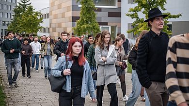 Erstsemester gehen über den Campus