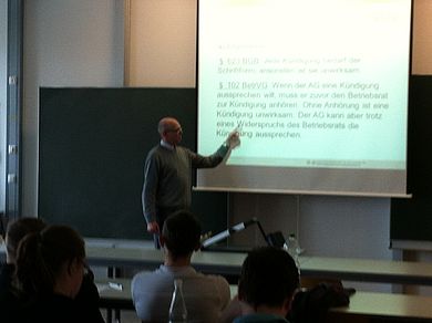 Im Rahmen der Vorlesung „Wirtschaftsprivatrecht“ (Prof. Dr. Andrea Klug) im Masterstudiengang Innovationsfokussierter Maschinenbau referierte Prof. Dr. Ralf Krämer zum Thema „Grundzüge des Arbeitsrechts“.