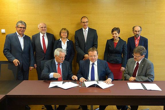 Kooperationspartner bei der Unterzeichnung der Vereinbarung