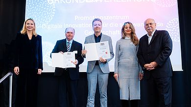 v.l. Stephanie Jacobs (Amtschefin des Bayerischen Staatsministeriums für Wissenschaft und Kunst), Prof. Dr. Wolfgang Weber (Vizepräsident OTH Amberg-Weiden), Prof. Dr. habil. Elmar Buchner (Vizepräsident Hochschule Neu-Ulm), Prof. Dr. med. habil. Aida Anetsberger (Vizepräsidentin Hochschule Landshut), Prof. Dr.-Ing. Matthias Kleiner (Vorsitzender der Expertenkommission, die die Einrichtung der Promotionszentren an den HAWs/THs in Bayern begutachtete)