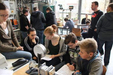 Schülerinnen und Schüler bei einem Laborversuch