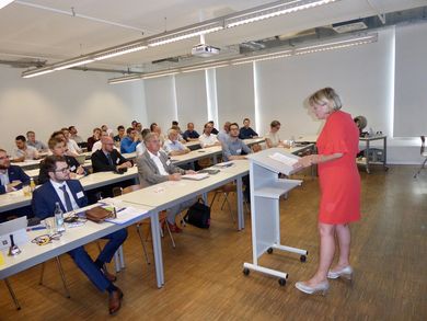 Präsidentin Prof. Dr. Andrea Klug begrüßt die ORC-SpezialistInnen aus dem In- und Ausland