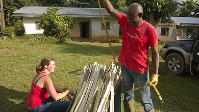 Die Bambus Rohre werden zugeschnitten