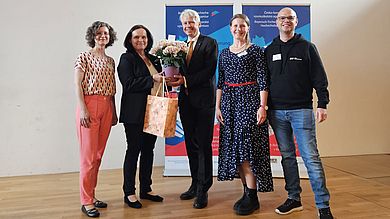 Die Gäste von der OTH Amberg-Weiden überreichten ein Geschenk an die BTHA-Geschäftsführerin Radka Bonacková
