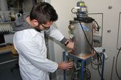 Ein Student arbeitet am Biogasreaktor.
