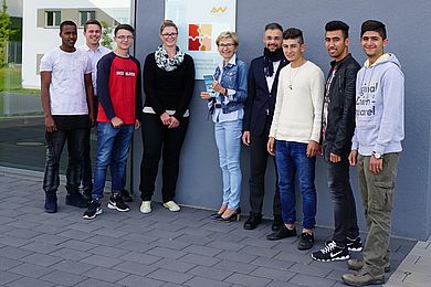 Oberstudienrat Florian Staufer, Klassenleiter und IVK-Pionier (2.v.l.), StR Silke Reichenberger, Initiatorin und Koordinatorin des Buddy-Projekts (4.v.l.), OStDin Gabriele Dill, Leiterin der FOS BOS (5.v.l.) und Alexander Herzner, Institut für Nachhaltigkeit in Technik und Wirtschaft (6.v.l.) gemeinsam mit Schülern der IVK-Klassen.