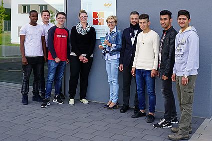 Oberstudienrat Florian Staufer, Klassenleiter und IVK-Pionier (2.v.l.), StR Silke Reichenberger, Initiatorin und Koordinatorin des Buddy-Projekts (4.v.l.), OStDin Gabriele Dill, Leiterin der FOS BOS (5.v.l.) und Alexander Herzner, Institut für Nachhaltigkeit in Technik und Wirtschaft  (6.v.l.) gemeinsam mit Schülern der IVK-Klassen.