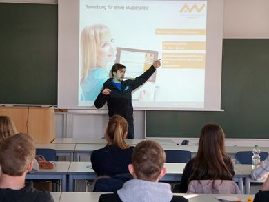 Vor dem Workshop stellte Student Konrad Bittner die OTH Amberg-Weiden mit ihrem Studienangebot vor.