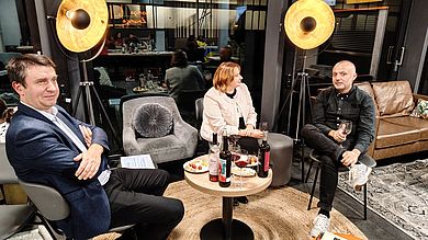 Teilnehmer sitzen um Tisch