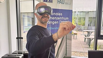 A first impression that wows: an Apple Day attendee tries the Apple Vision Pro and navigates through the virtual environment using hand gestures