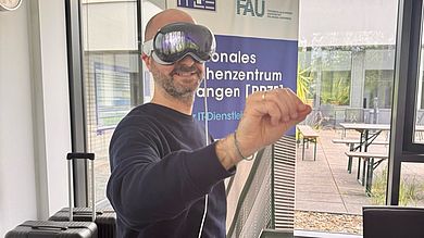 Begeisterter Ersteindruck: Ein Teilnehmer des Apple Days probiert die Apple Vision Pro aus und navigiert mit Handgesten durch die virtuelle Umgebung