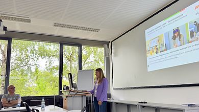 Prof. Dr.-Ing. Eva Rothgang präsentiert den rund 35 Teilnehmenden am Apple Day der FAU die Einsatzmöglichkeiten von Apple Vision Pro-Brillen im Hochschulalltag