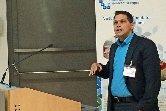 Dr. Sebastian Buhl sprach u.a. über Reinigungskonzepte und hygienisches Design von Medizinprodukten. 