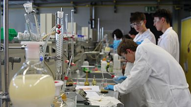 In den Laboren der OTH Amberg-Weiden konnten die Schülerinnen und Schüler Forscherluft schnuppern