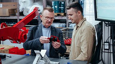 Prof. Ulrich Müller erarbeitete das Thema Prozessoptimierung mit seinen Studierenden ganz praxisnah an einem konkreten Bauteil bei HORSCH