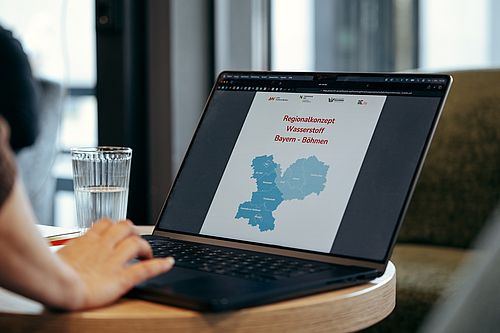 Laptopbildschirm mit Projektfolie