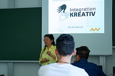Initiatorin erklärt etwas zum Projekt Integration kreativ
