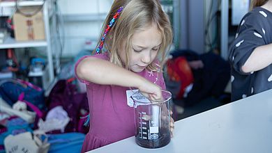 In der Fakultät Maschinenbau und Umwelttechnik konnten die Kinder selbst experimentieren