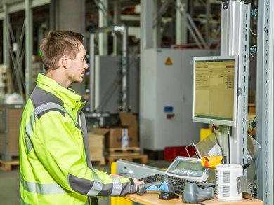 Bei Exkursionen oder in Gastvorträgen holen sich Studierende das Expertenwissen aus Industrie und Handel.