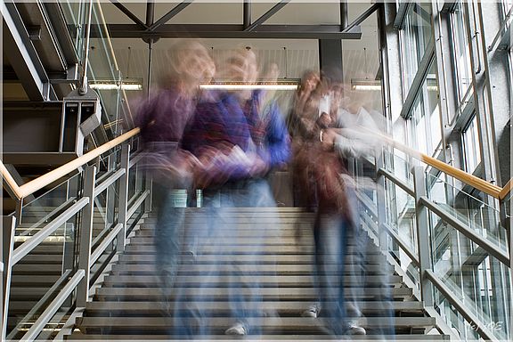 Treppe mit verschwommenen Studenten
