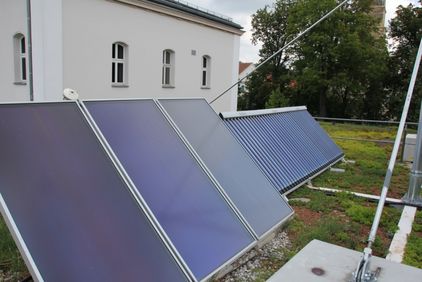 Auf dem Dach der OTH befindet sich eine Solaranlage, die zur Gewinnung von Solarenergie aus Sonnenlicht dient.