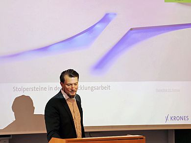 Holger Kahlert bei seinem Vortrag zum Thema „Erfolgsfaktoren und Stolpersteine in der Innovationplanung und Produktentwicklung entlang des Produktentstehungsprozesses“