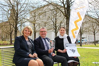 Prof. Dr. Andrea Klug, Präsidentin der OTH Amberg-Weiden, OStD Wolfang Wolters, Leiter des Max-Reger-Gymnasiums Amberg, und Dr. Carolin Wagner, Leiterin des Studien- und Career Service