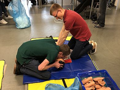 zwei Studenten bei der Herz-Lunge-Massage