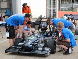 Das Running Snail Racing Team der OTH geht mit ihrem selbstgebauten Rennwagen an den Start.