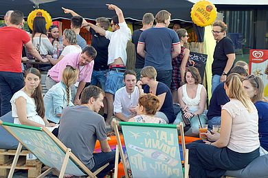 Mehrere hundert Studierende, Professorinnen und Professoren, Alumni und Freunde der Hochschule feierten auf dem Campus.