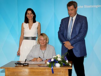 Andrea Klug unterzeichnet das Innovationsbündnis