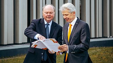 Hochschulpräsident Prof. Dr. Clemens Bulitta (r.) und Vizepräsident Prof. Dr. Wolfgang Weber (l.) freuen sich über die Veröffentlichung des Forschungsberichts 2026 der OTH Amberg-Weiden