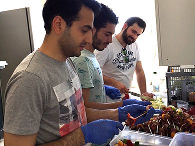 Fleischspieße stecken