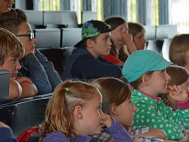 Die Schülerinnen und Schüler kamen aus den Klassen 2b und 4b der Hans-Schelter-Grundschule.