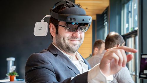 Mann mit VR-Brille